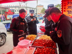 市场监视办理局法律人员对现场制售食物开展全